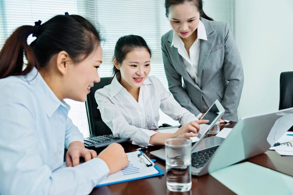 A woman explaining something to others in a meeting